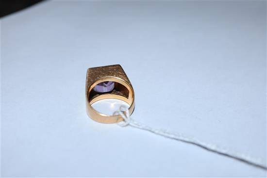 An 750 yellow metal and amethyst ring, size J.